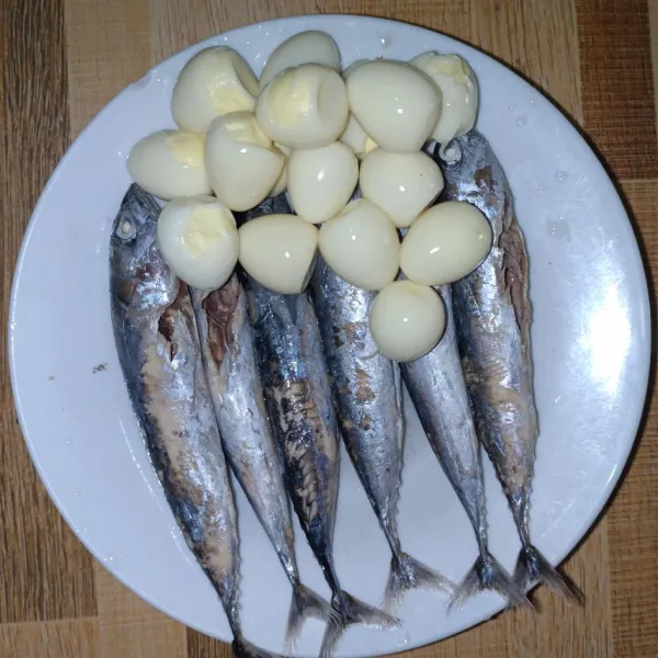 Bersihkan ikan tongkol dan kupas telur puyuh.