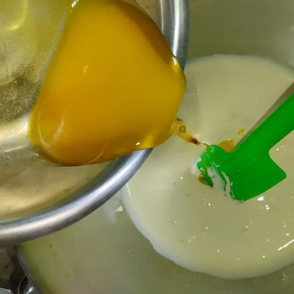 Masukkan margarin cair, aduk pelan sampai tercampur merata.