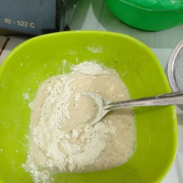 Masukan semua bahan tepung basah ke dalam wadah, aduk hingga rata.