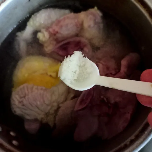 Rebus ati ampela dan tambahkan sejumput garam selama 3 menit.
