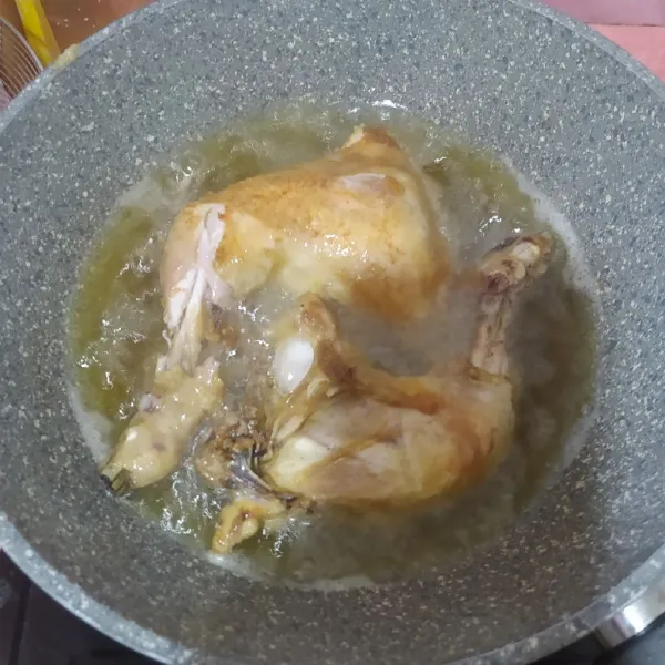 Goreng ayam hingga keemasan.