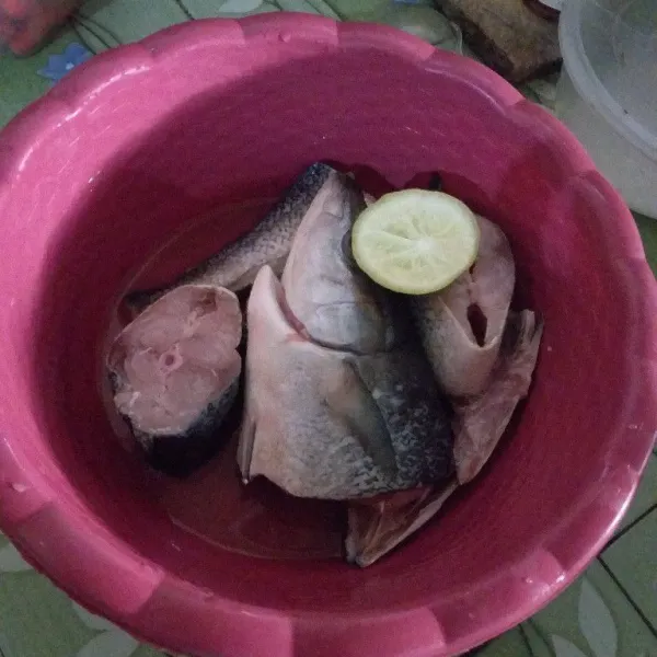 Siapkan bahan kemudian cuci bersih ikan keluar kan kotoran nya beri perasan air jeruk nipis sisihkan