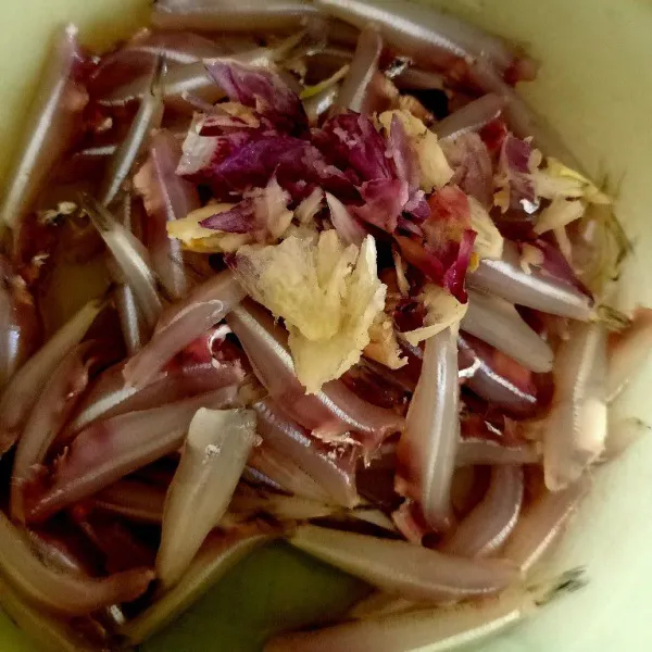 Buang bagian kepala ikan teri dan tambahkan bumbu halus bawang merah dan bawang putih.