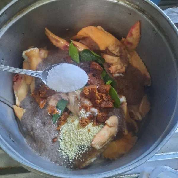 Masukan bumbu halus ke dalam panci yang berisi ayam, tambahkan daun jeruk, gula merah, garam, gula pasir dan penyedap.