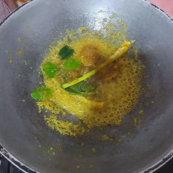 Rebus ayam, buang air rebusan yang pertama. Tumis bumbu halus lalu masukkan serai, daun jeruk, daun salam dan lengkuas.