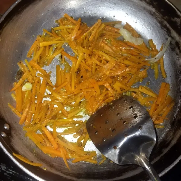 Panaskan secukupnya margarin, tumis bawang putih sampai matang, kemudian masukkan bumbu halus, tumis sampai harum, masukkan air dan juga wortel.