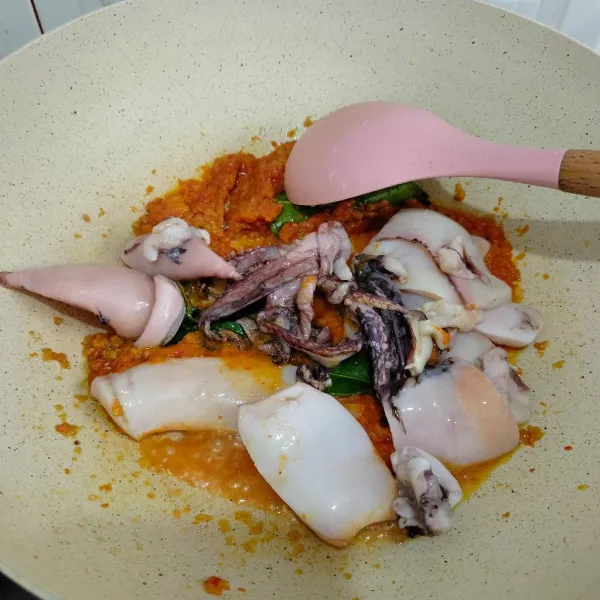masukan sotong masak hingga sotong berubah warna