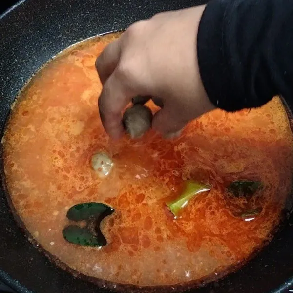 Berikutnya masukkan bakso dan juga tahu putih.