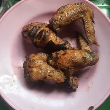 Setelah direbus, tiruskan ayam lalu bakar.
