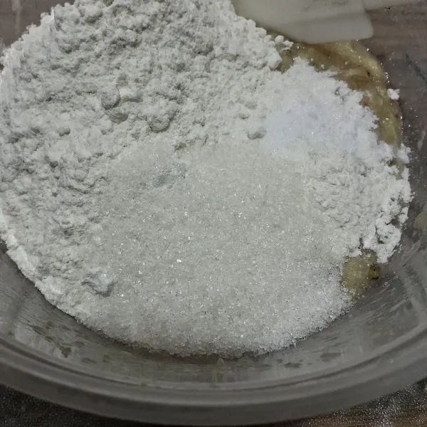 Tambahkan tepung terigu, gula pasir, garam halus, vanili bubuk.