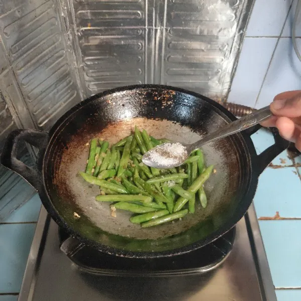 Tambahkan garam, kaldu bubuk, gula dan lada. Aduk hingga tercampur rata.