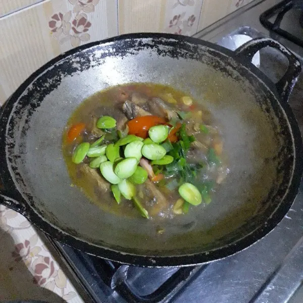 Terakhir tambahkan petai, daun bawang dan tomat. Masak sebentar lalu matikan kompor. Sajikan.