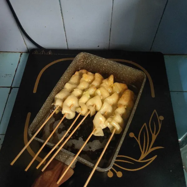 Goreng hingga matang, lalu angkat dan tiriskan. Sisihkan.