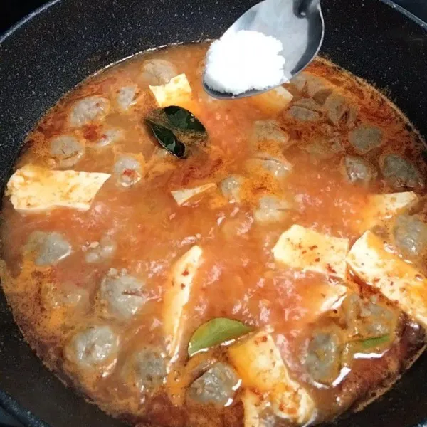 Berikutnya jangan lupa beri bumbu garam, penyedap rasa, gula pasir dan saos cabai. Lalu masak hingga bakso matang dan empuk.