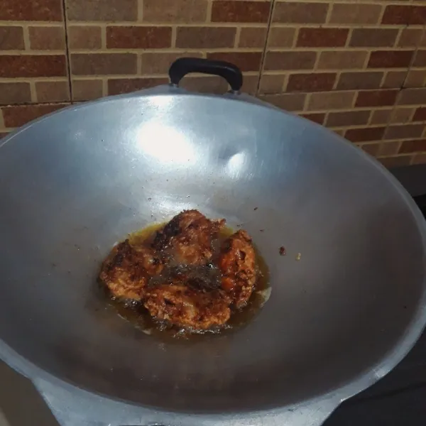 Goreng ayam dalam minyak panas, gunakan api sedang cenderung kecil hingga matang dan luarnya renyah. Angkat dan tiriskan.