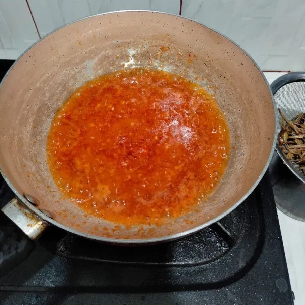 Tumis bahan cabe hingga harum beri garam dan kaldu bubuk masak sebentar koreksi rasa.