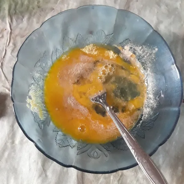 Pecahkan telur ke dalam mangkuk. Bumbui dengan garam, kaldu bubuk, micin dan lada bubuk. Kocok lepas.