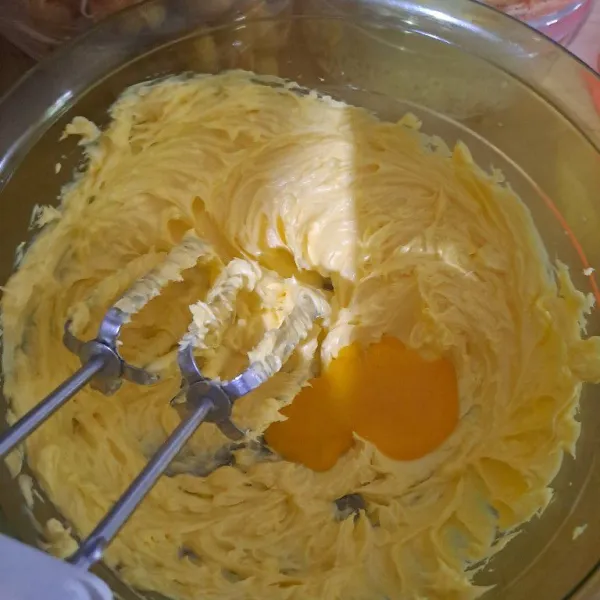 Kocok margarin dan butter hingga lembut masukan kuning telor.