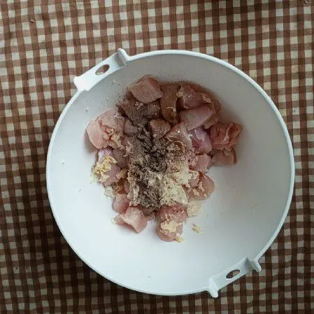 Masukkan kecap manis jepang, minyak wijen, kecap asin, garam, kaldu jamur serta lada hitam