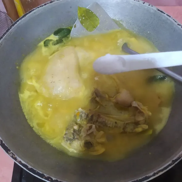 Masukkan ayam dan air. Masak sampai bumbu meresap. Masukkan daun bawang dan seledri.
