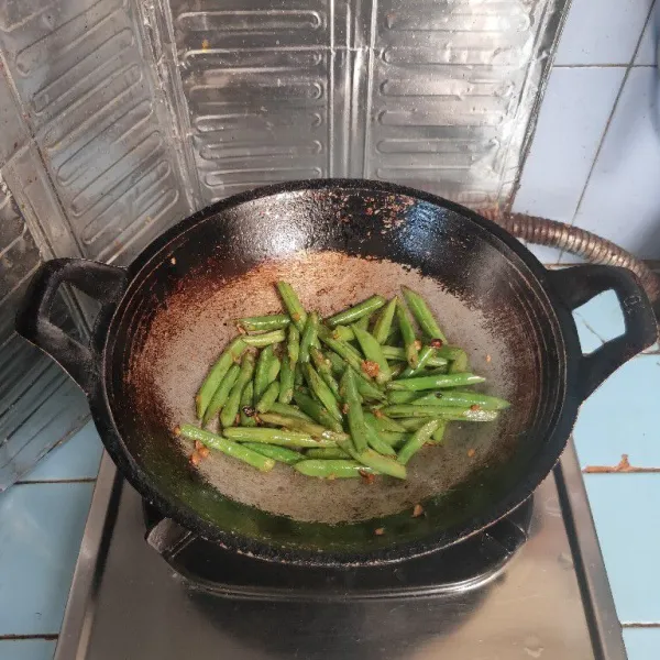 Masak hingga matang dan bumbu meresap. Angkat dan sajikan.