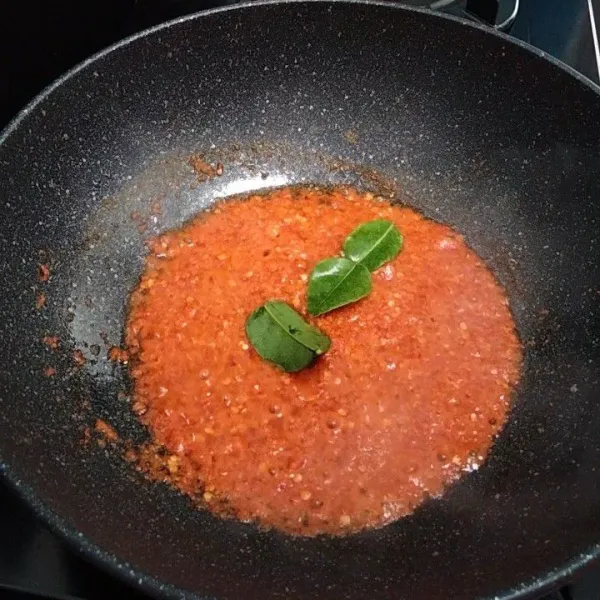 Langkah pertama haluskan bumbu bawang merah, bawang putih, cabe merah besar dan cabe rawit lalu tumis menggunakan sedikit minyak serta beri 2 lembar daun jeruk masak hingga bumbu matang dan tidak bau langu.