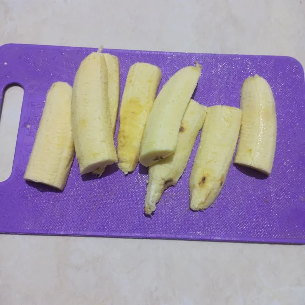 Iris-iris pisang menjadi 2 bagian dan jangan terlalu tebal.