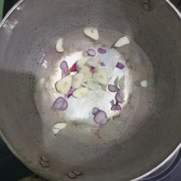 Masak air hingga mendidih, dan tambahkan irisan bawang merah dan bawang putih.