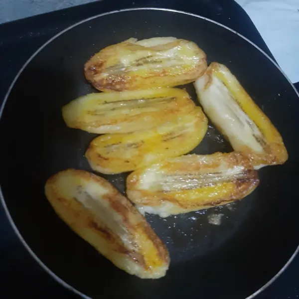 Balik pisang, panggang hingga merata dan lakukan untuk sisa pisang