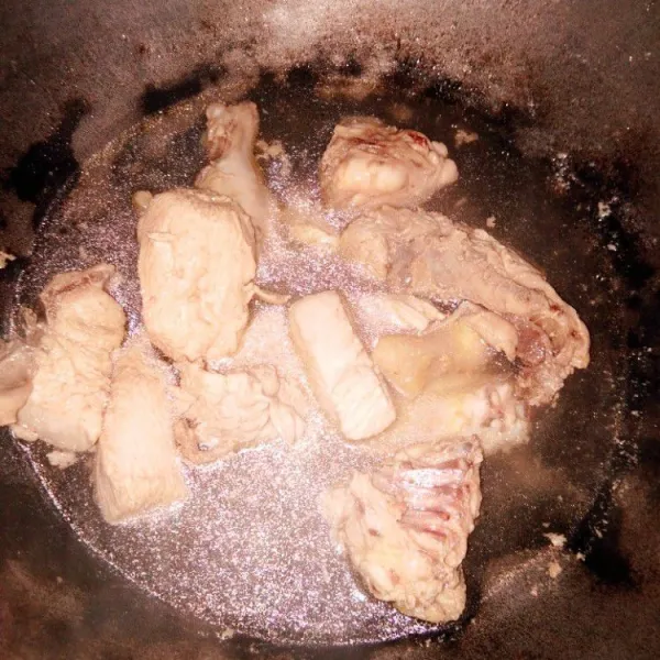 Cuci bersih ayam lalu rebus sebentar untuk membuang lemaknya.