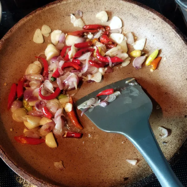 Panaskan minyak lalu tumis bawang merah, bawang putih, dan cabai hingga tanak dan matang.