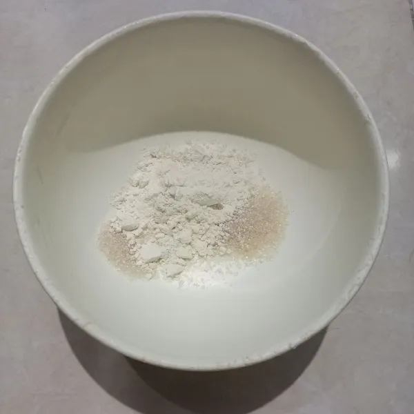 Campurkan tepung terigu dan gula kedalam mangkuk.