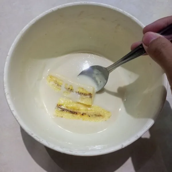 Baluri pisang kedalam adonan tepung terigu.