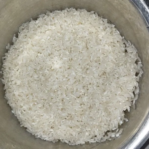 Cuci beras sampai bersih, tiriskan.