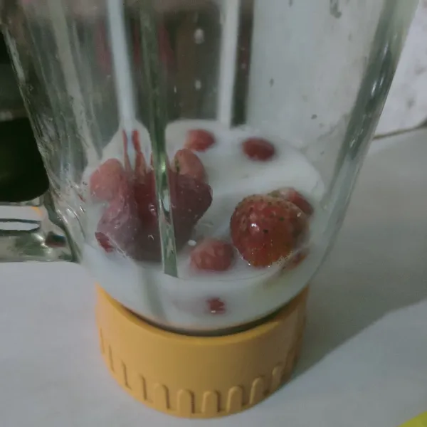 Blend strawberry bersama susu cair secukupnya, sisa susu cair masukan dalam panci.