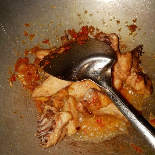 Masukan ayam dan tambahkan 3 gelas air beri garam, kaldu dan gula merah. Masak hingga ayam empuk dan bumbu meresap.