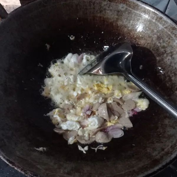 Buat telur orak arik sampai matang, masukan bawang merah, bawang putih, dan bakso masak lagi sampai matang.