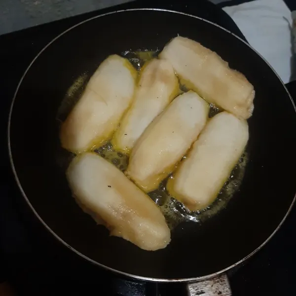Panggang pisang di atas margarin panas, tunggu kecokelatan