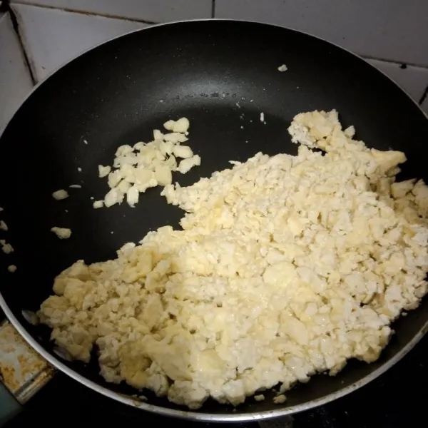 Masukkan bawang putih cincang disampingnya, masak hingga harum.