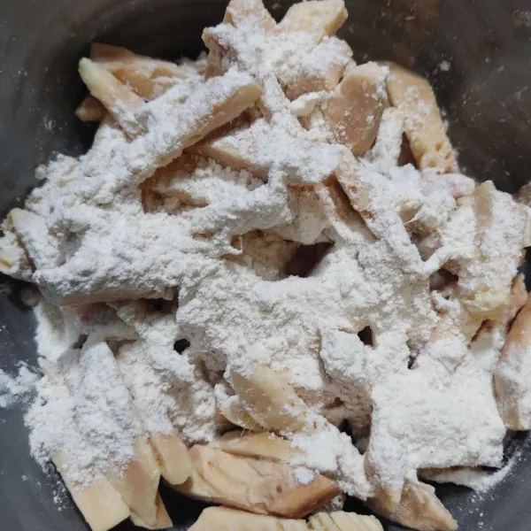 Masukkan campuran tepung ke dalam baskom berisi sukun.