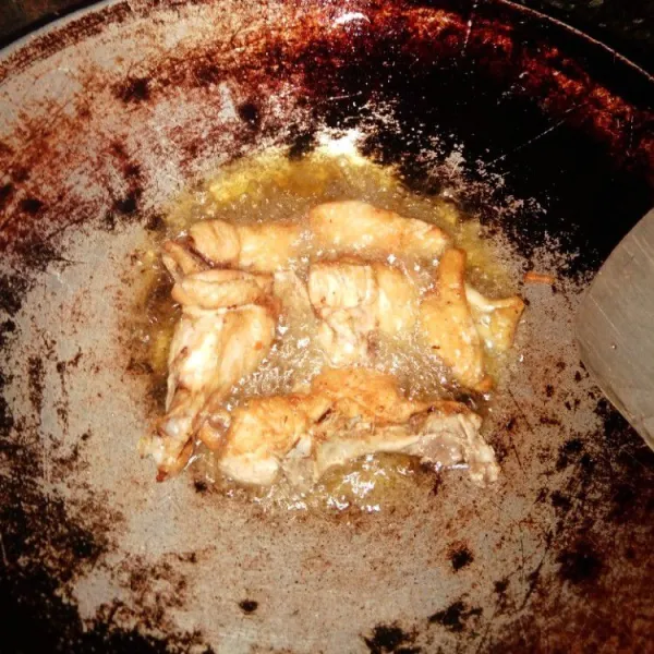 Goreng ayam sampai setengah kering.