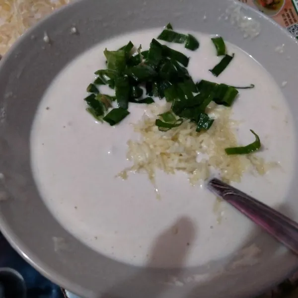 Campur terigu, maizena, tepung beras dan air. Aduk sampai larut, berikan bawang putih dan daun bawang.