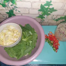Potong pakcoy memanjang dan iris tipis putren, chop bawang putih dan terakhir iris cabe.