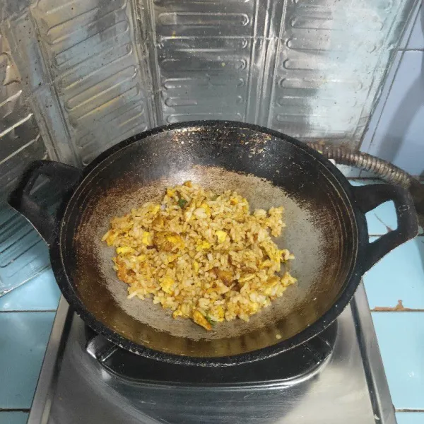 Masak hingga bumbu meresap. Angkat dan sajikan dengan pelengkapnya.