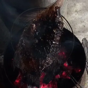 Setelah setengah matang oleskan bumbu sampai semua permukaan ikan terlumuri, panggang kembali sampai matang.