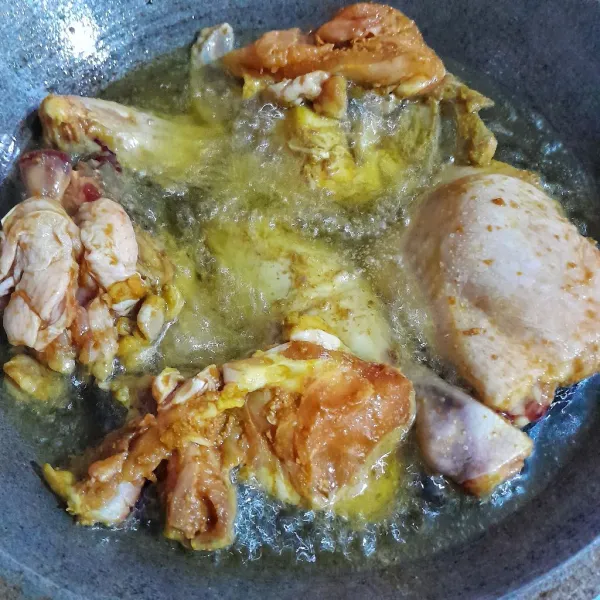 Marinasi daging ayam dengan kunyit bubuk, garam halus lalu goreng dengan api sedang hingga matang, sisihkan.