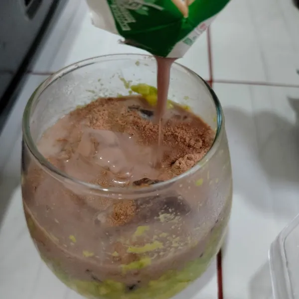 beri 1 sdt serbuk milo lalu tuang susu milo cair kedalam gelas alpukat