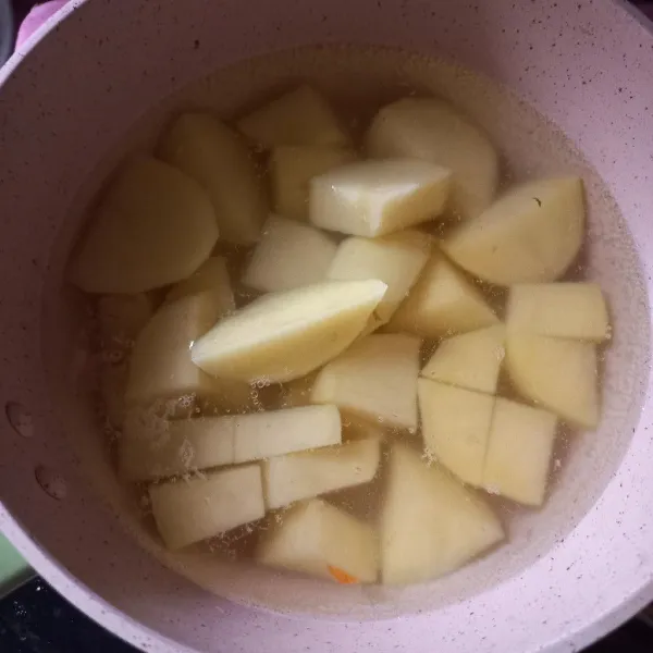 Bersihkan kentang, jadikan potongan kecil agar cepat empuk, kemudian rebus hingga matang. Tumbuk kasar.