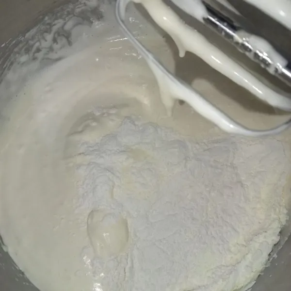 Mixer kecepatan tinggi gula, telur dan sp sampai mengembang putih kental berjejak, lalu masukkan tepung terigu, tepung maizena mixer kecepatan rendah sampai tercampur rata.