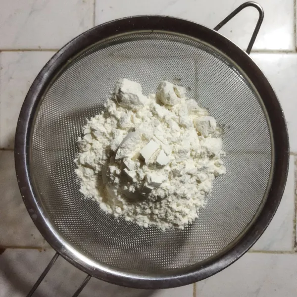 Ayak tepung beserta baking powder di dalam mangkuk sedang, aduk rata.